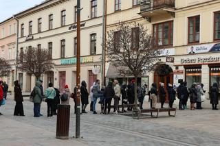 Tłusty Czwartek 2024 w Lublinie. Kolejki po pączki na Krakowskim Przedmieściu