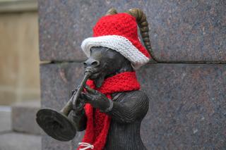 Lublin otulony włóczką na Mikołajki. Na ulicach miasta pojawiły się czerwone czapeczki!