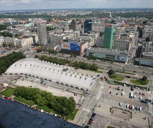 Dziś stoi tu Muzeum Sztuki Nowoczesnej, kiedyś blaszane budy. W trakcie rozbiórki doszło do zamieszek