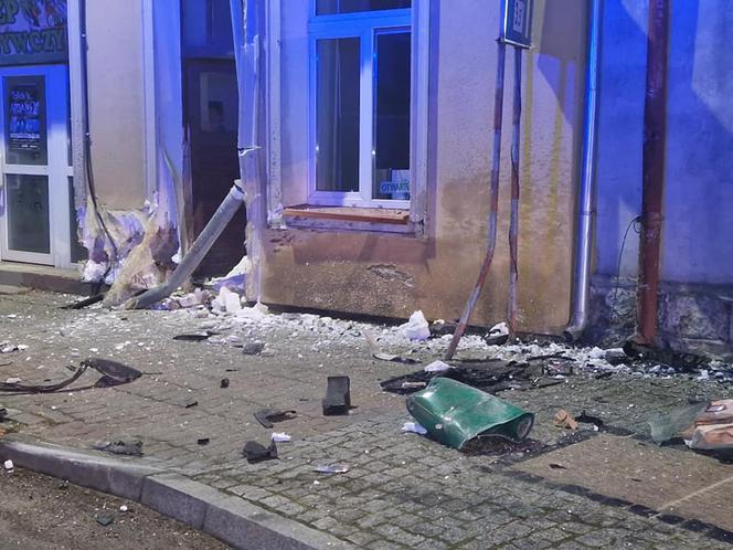 BMW wbiło się w budynek w Barwicach