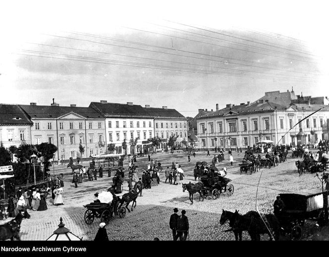 Plac Trzech Krzyży w Warszawie, w tle tramwaj konny (reprodukcja zdjęcia z lat 1881-1897)