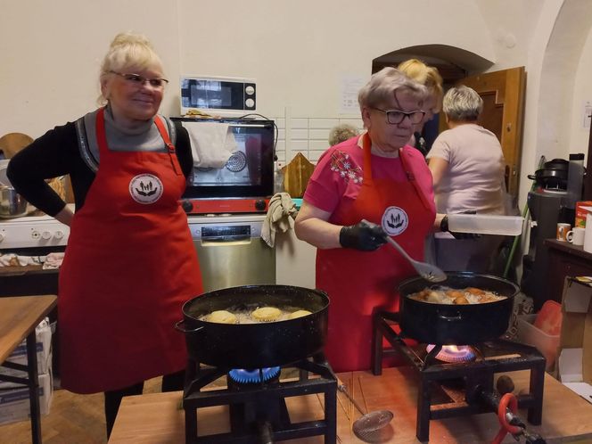 W Leszczyńskim Banku Żywności od rana smażą pączki 