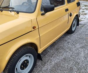 Wyjątkowy Maluch trafił do sprzedaży. To Fiat 126p z 1989 roku 