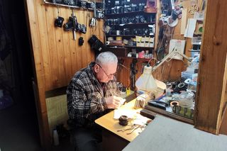 Pan Adam od 50 lat naprawia aparaty analogowe w Krakowie 