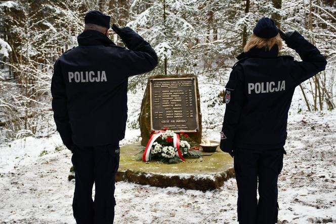  Katastrofa Śmigłowca w Cisnej: Zginęło 10 osób, w tym 6 policjantów. Jest obelisk na szlaku