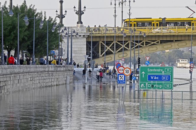 Fala kulminacyjna dociera do stolicy! Orban zapewnia, że wszystko pod kontrolą