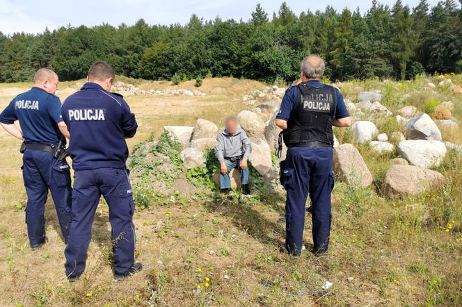 Pomorskie: Pies tropiący pomógł odnaleźć zaginionego seniora. Leżał w głębokiej trawie