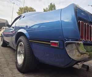 Klasyczna motoryzacja znów zachwyciła Bydgoszcz. „Bydgoskie Klasyki Nocą” przy Torbydzie