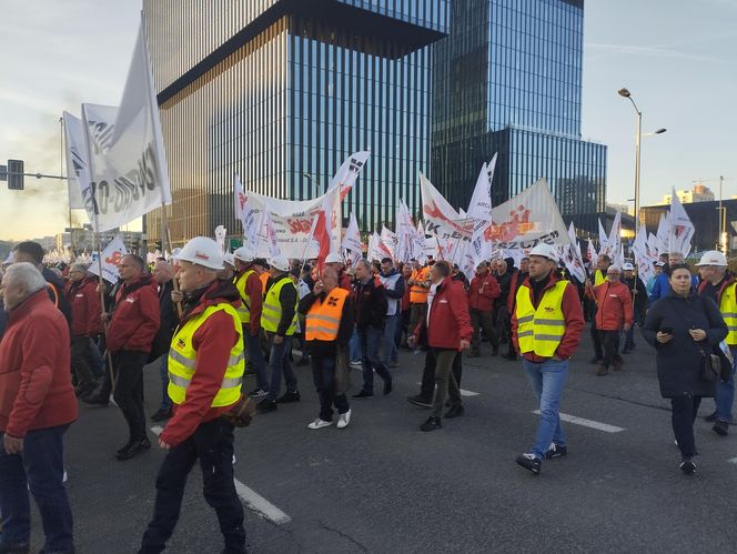 Protest w Katowicach. Tysiące związkowców na ulicach. Padły mocne słowa o „zbrodniczej ideologii”