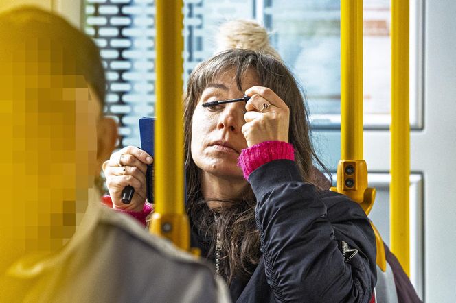 Jachira maluje się w tramwaju