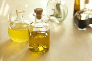 Oleje i oliwy aromatyzowane: jak zrobić w domu olej smakowy?