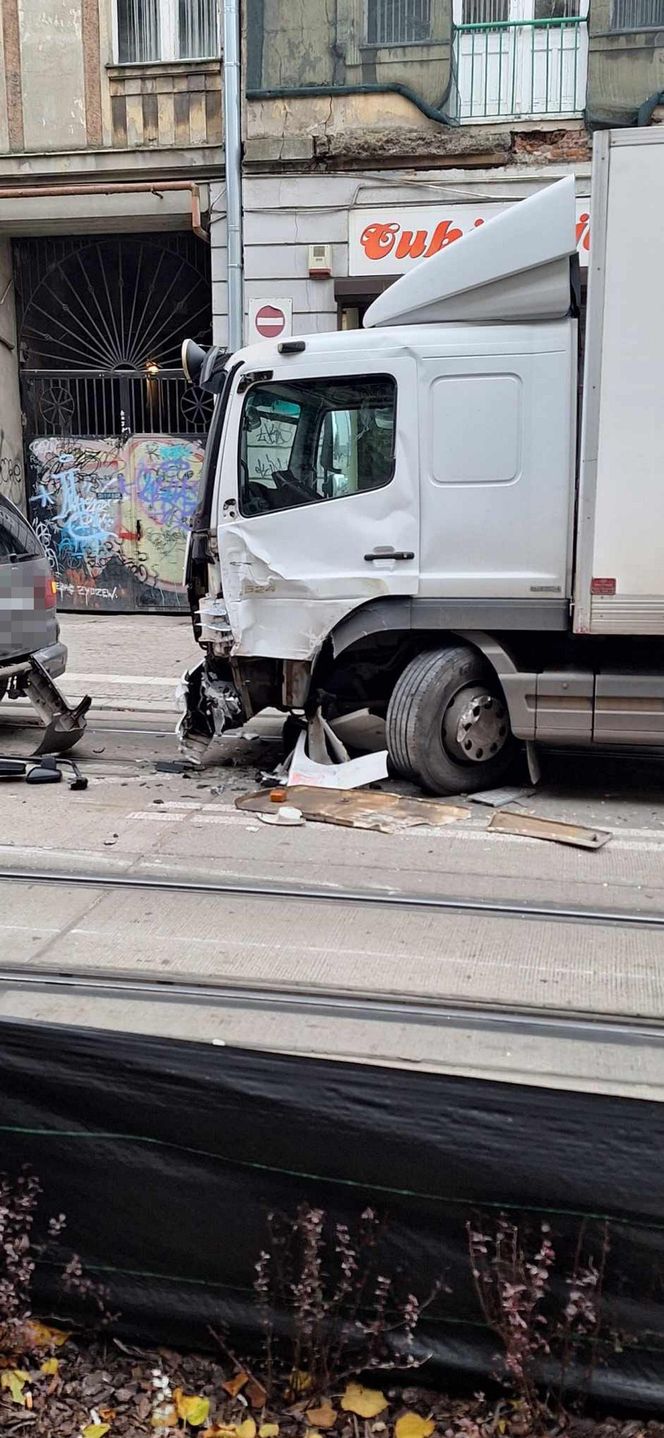 Łódź. Tramwaje wykoleił się na Legionów. Staranował trzy pojazdy [ZDJĘCIA].