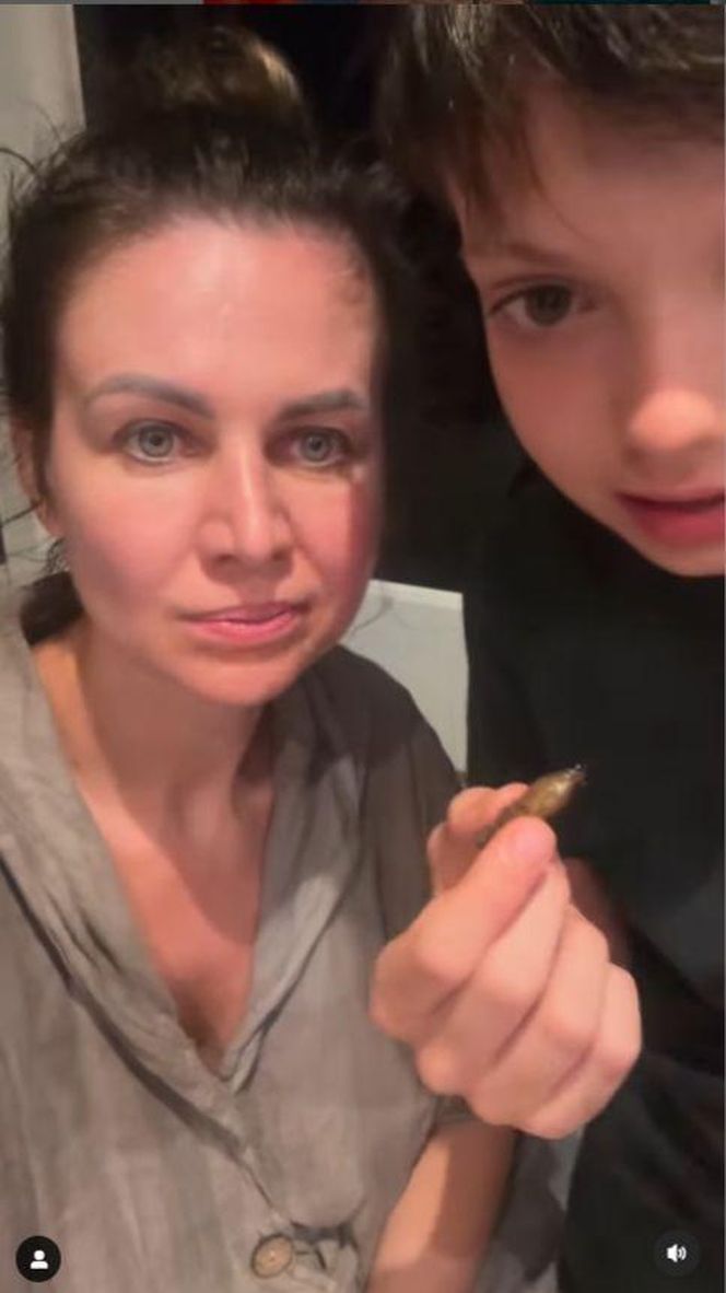 Egzotyka wg Rutkowskich. Krzysztof junior zajada robaki jak chipsy