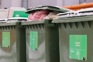 Gdzie wyrzucić stare ubrania? Okazuje się, że nie wszystko musi trafić do PSZOK! Sprawdź, co należy zrobić z tekstyliami