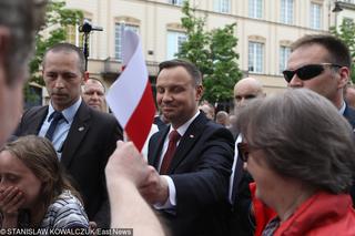 Biało-czerwona Agata Duda rozdawała flagi w Warszawie [ZDJĘCIA]