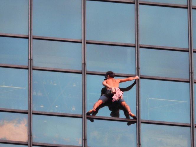 Wdrapał się na szczyt wieżowca w Warszawie