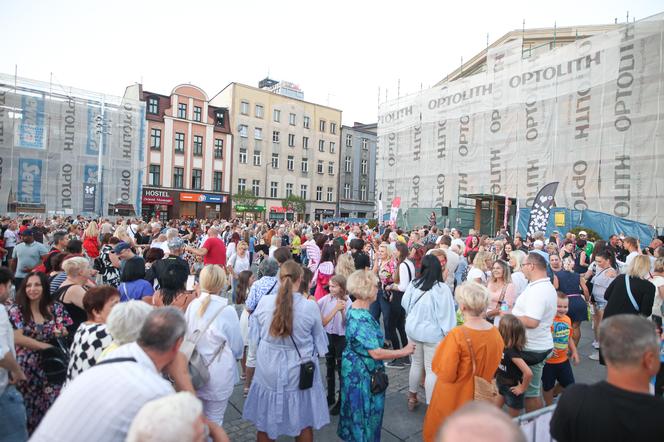 Potańcówka przed teatrem w Katowicach