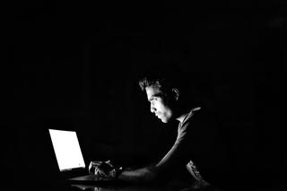 Tysiące oszustw internetowych w Warszawie! KSP ostrzega przed świętami