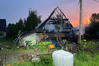 Ogromny pożar w Zakopanem! Płomienie objęły budynki gospodarcze. Na miejscu 10 zastępów straży pożarnej [ZDJĘCIA]