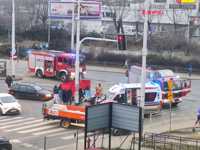 Akcja służb na ulicy Krakowskiej we Wrocławiu. Trwa reanimacja rowerzysty