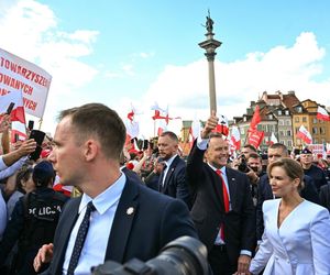 Przejście do Pałacu Prezydenckiego. Pierwsza dama się przebrała 