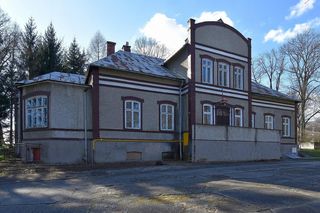 W tej wsi na Podkarpaciu znajduje się zabytkowy dwutraktowy dwór. Mieszkał w nim m.in. znany urzędnik austriacki