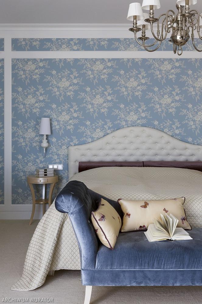 Błękitny kolor ścian w sypialni z tapetą