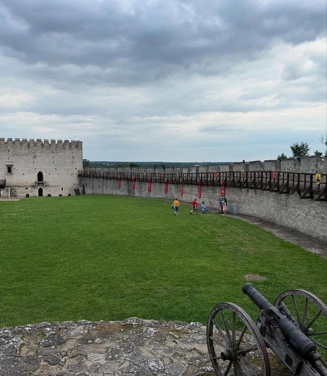 Patryk Jaki na zamku z rodziną