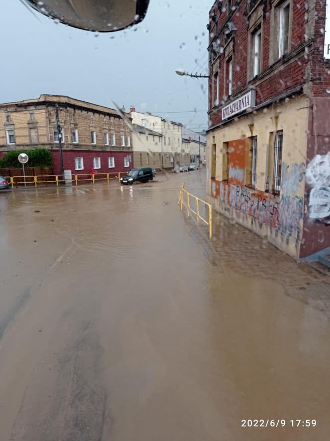 Niebezpieczna pogoda nad Polską. Zerwane dachy i samochody pływające po ulicach [FOTO]