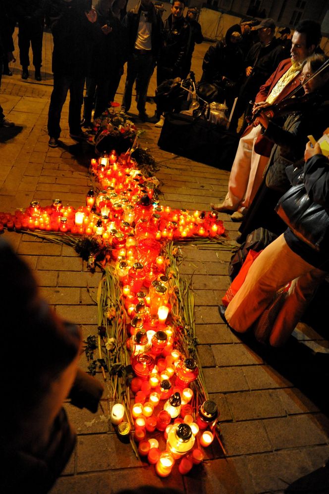 15. rocznica katastrofy smoleńskiej. Burzliwa historia krzyża sprzed Pałacu Prezydenckiego