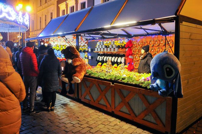 Toruński Jarmark Bożonarodzeniowy 2024. Zdjęcia z pierwszego dnia. Tak wyglądała parada ze św. Mikołajem