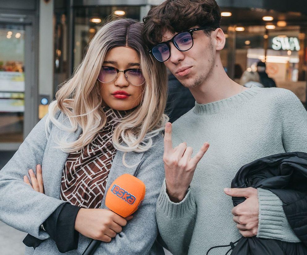 Sara James udaje, że nie jest Sarą James i pyta o nowy singiel Sary James