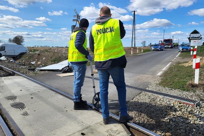 Bus wjechał pod pociąg! 29-letni kierowca nie miał szans [ZDJĘCIA]