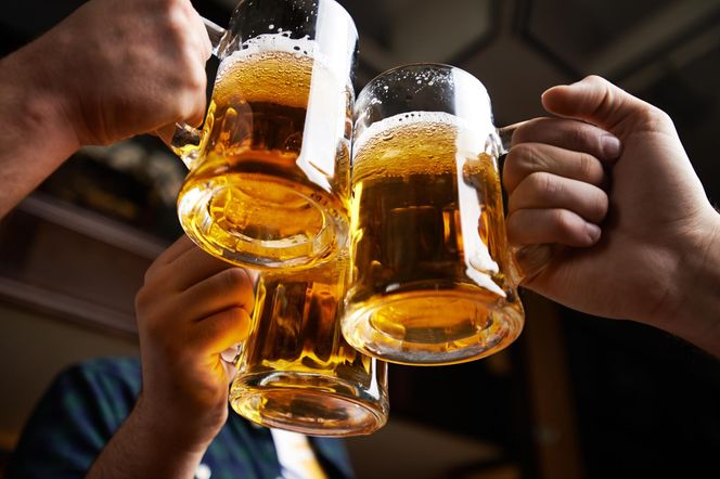 Ani woda, ani piwo. Naukowcy zbadali, który napój nawadnia najlepiej