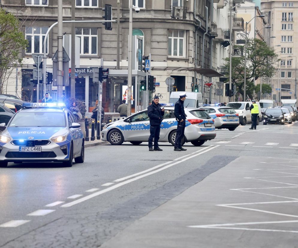 Zamknięta ulica w centrum Warszawy. Tajemnicze ćwiczenia, chodzi o ambasadę.