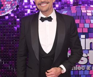 Tłum gwiazd na najnowszym odcinku Tańca z Gwiazdami. Fijał w czerwieni, Mróz w czerni i Frycz w bieli