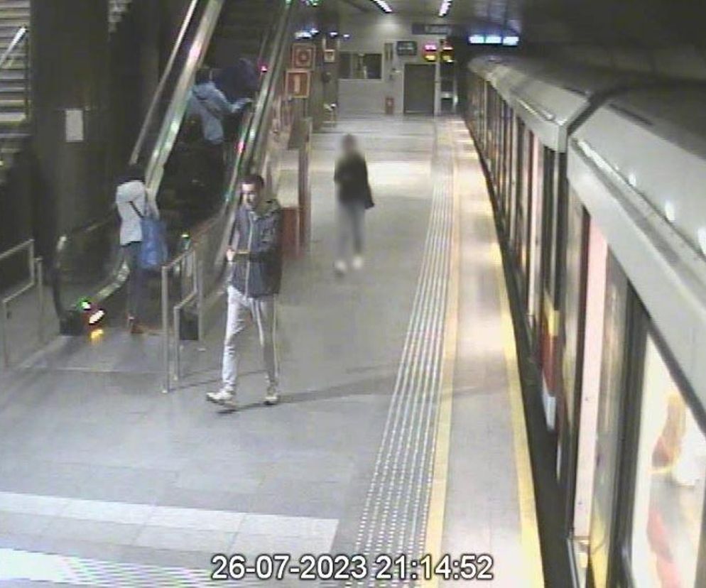 Próbował wepchnąć pod pociąg metra dwie osoby! Policja opublikowała wstrząsające nagranie