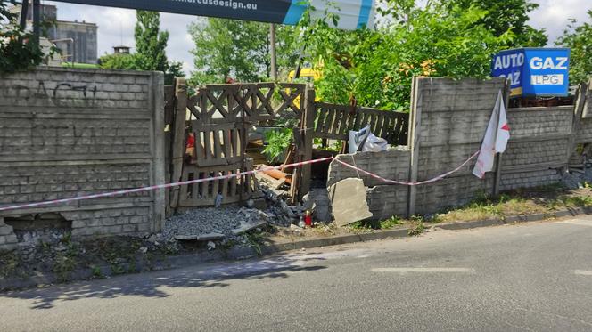 Przerażający wypadek w Chełmży. Motocyklista wjechał w betonowy płot