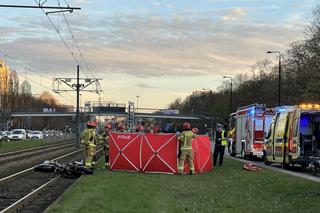 Starsza chciała zawrócić swoim lexusem. Motocyklista nie miał szans jej ominąć