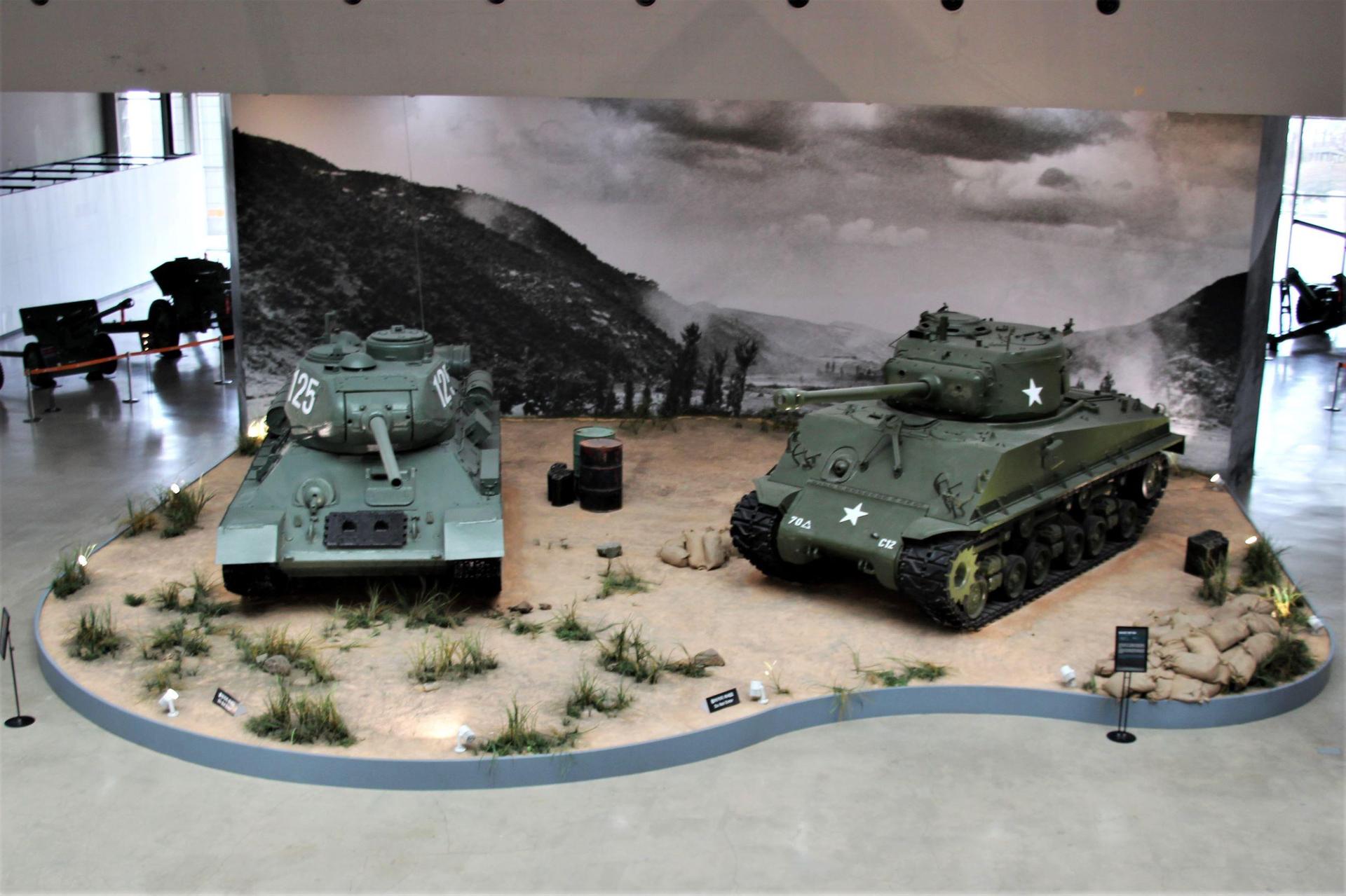 Czołgi obu stron: T-34-85 i M4A3E8 Sherman