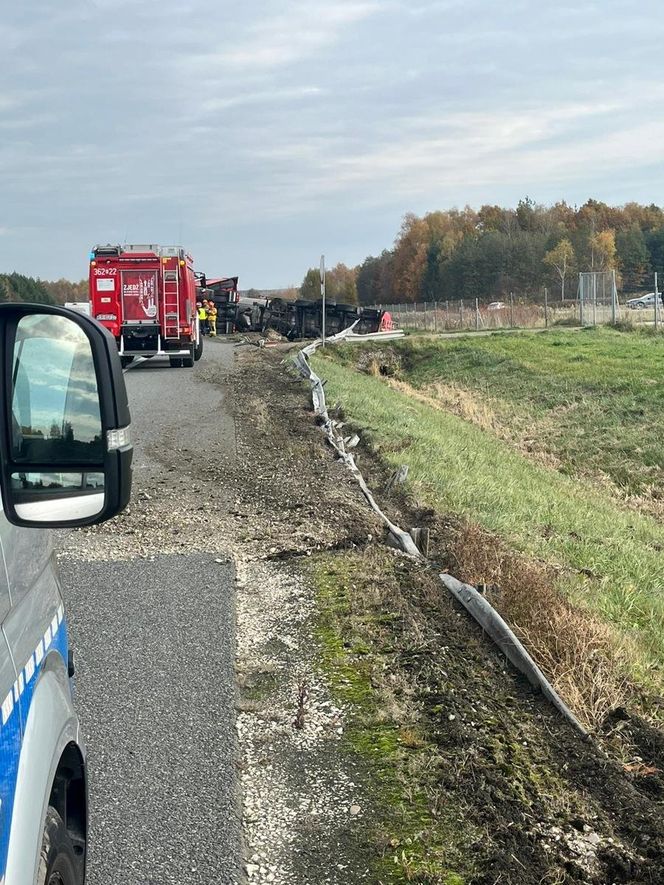 Groźne zdarzenie na A4 koło Tarnowa. Cysterna wylądowała w rowie