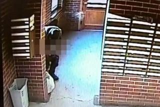 Śląskie: Kucnął i zrobił TO na klatce. Wszystko nagrały kamery! Sąsiedzi są WŚCIEKLI!