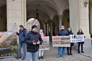 Wraca temat sprzedaży działki przy stadionie Tarczyński Arena. Ekolodzy protestują [ZDJĘCIA]