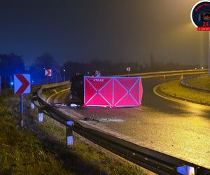 Matka nie żyje, w aucie dzieci. Śmiertelne dachowanie w Warszawie