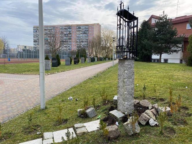 Koszalin. Obrzydliwi wandale zdewastowali kapliczkę! Figura ma wartość historyczną 