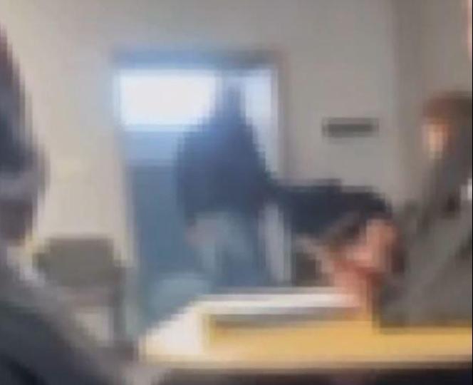 Toruń. Uczeń brutalnie wyrzucony z klasy. Wstrząsające wideo obiegło sieć