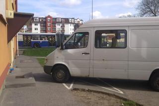 Bydgoszczanie nagminnie dzwonią i skarżą się, że nie mogą ruszyć spod domu. Strażnicy miejscy mówią, że to „radosne parkowanie”