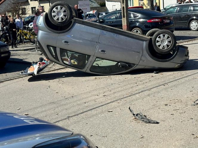 Emeryt wjechał w kobietę, która wsadzała dzieci do samochodu. Koszmarny wypadek pod Warszawą 