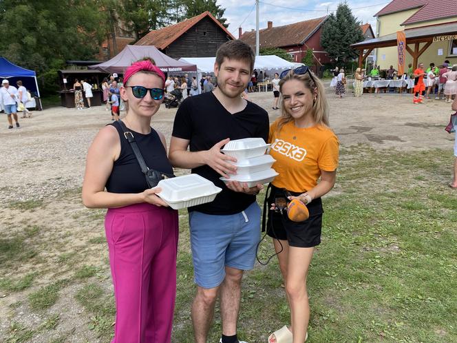 Gigantyczne kolejki po pierogi w Biesowie. Przygotowano ich ponad 50 tysięcy. Zobacz zdjęcia!