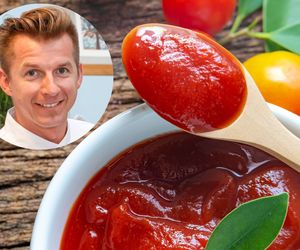 Keczup Karola Okrasy to zachwycające połączenie pomidorów i przypraw. Bije na głowę inne sosy